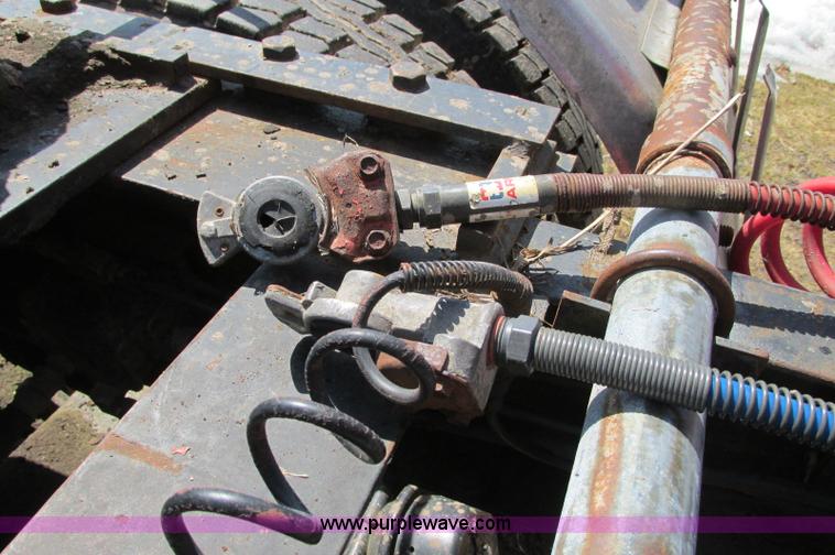 image for item E5124 1985 Mack R686ST semi truck