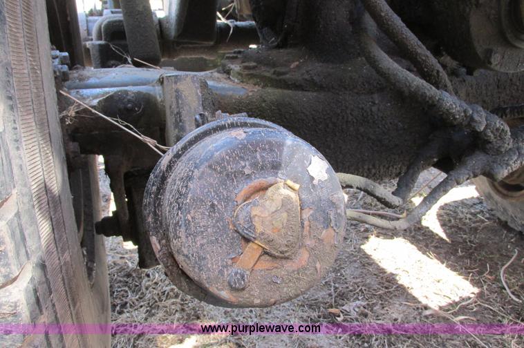 image for item E5124 1985 Mack R686ST semi truck