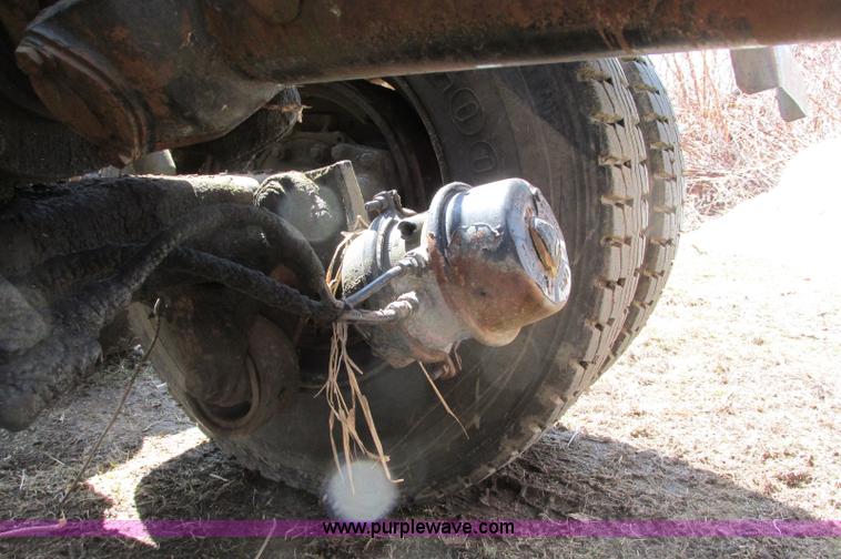 image for item E5124 1985 Mack R686ST semi truck