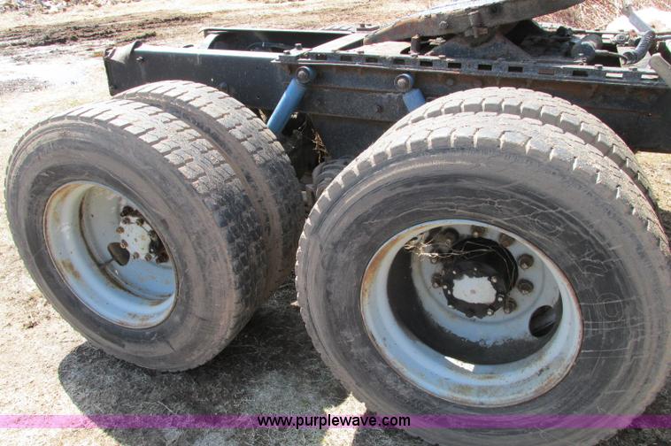 image for item E5124 1985 Mack R686ST semi truck