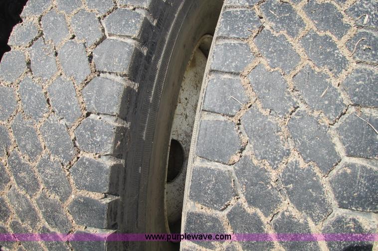 image for item E5124 1985 Mack R686ST semi truck