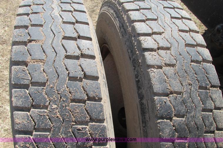 image for item E5124 1985 Mack R686ST semi truck