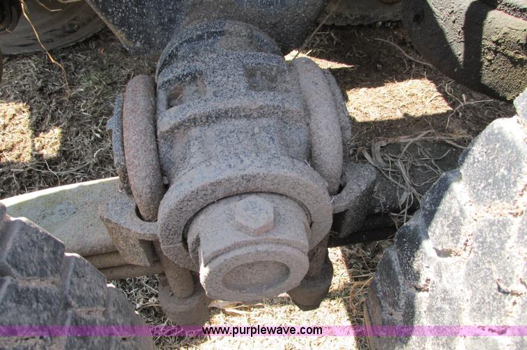 image for item E5124 1985 Mack R686ST semi truck