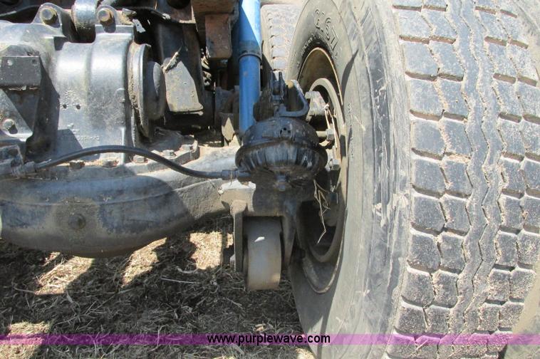 image for item E5124 1985 Mack R686ST semi truck