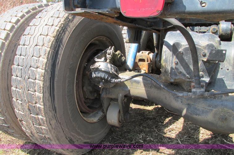 image for item E5124 1985 Mack R686ST semi truck