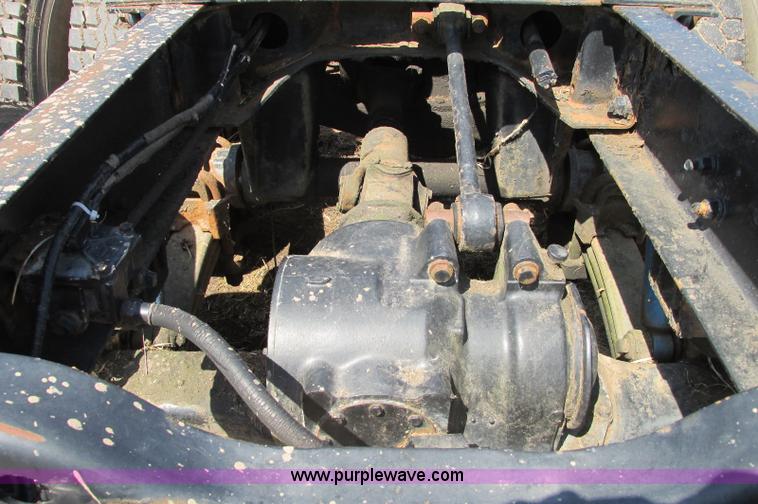 image for item E5124 1985 Mack R686ST semi truck