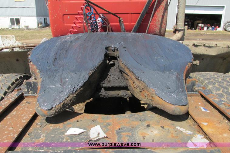 image for item E5124 1985 Mack R686ST semi truck