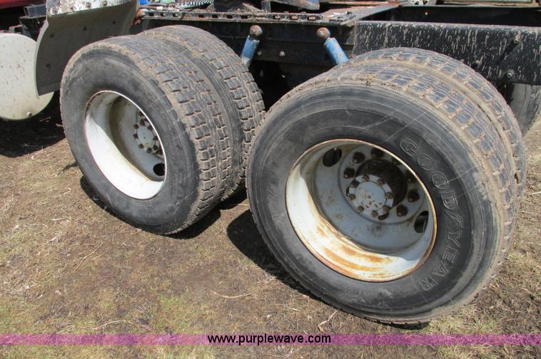 image for item E5124 1985 Mack R686ST semi truck