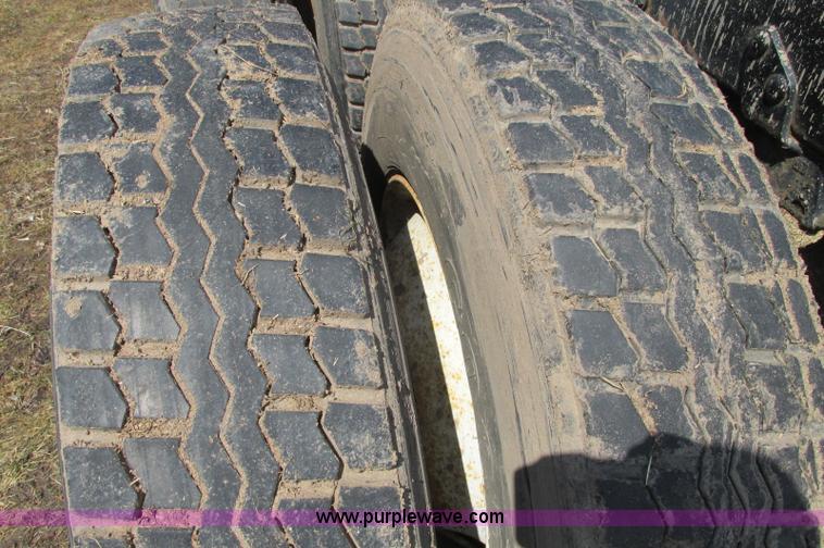 image for item E5124 1985 Mack R686ST semi truck