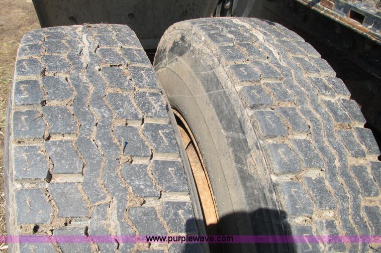 image for item E5124 1985 Mack R686ST semi truck