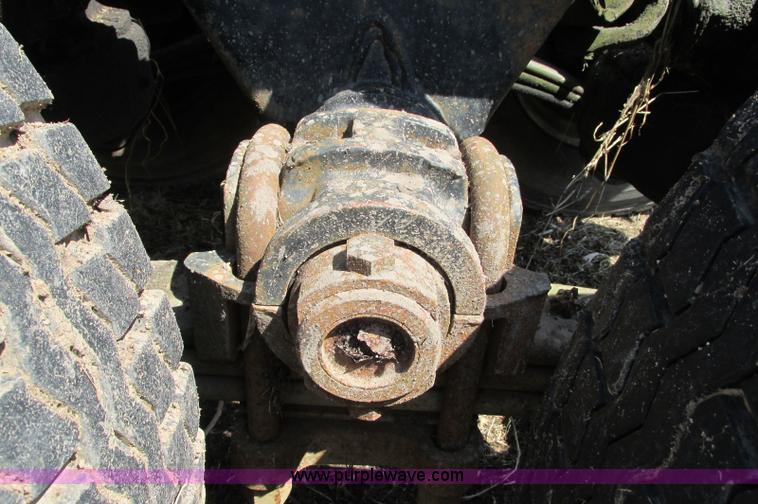 image for item E5124 1985 Mack R686ST semi truck