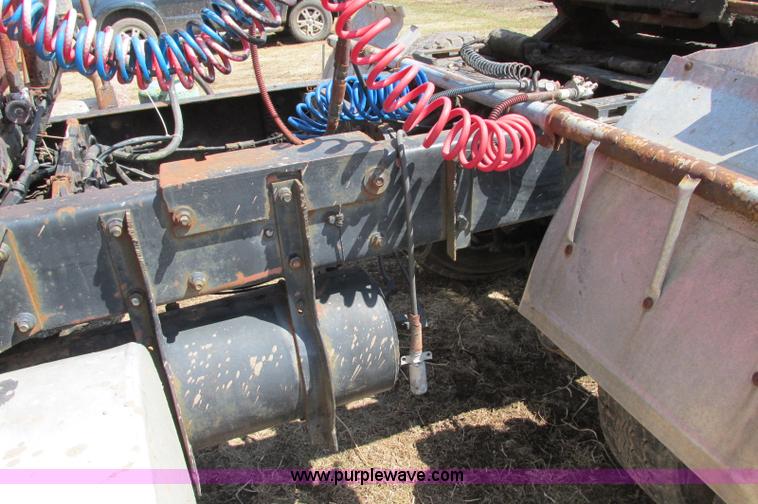 image for item E5124 1985 Mack R686ST semi truck