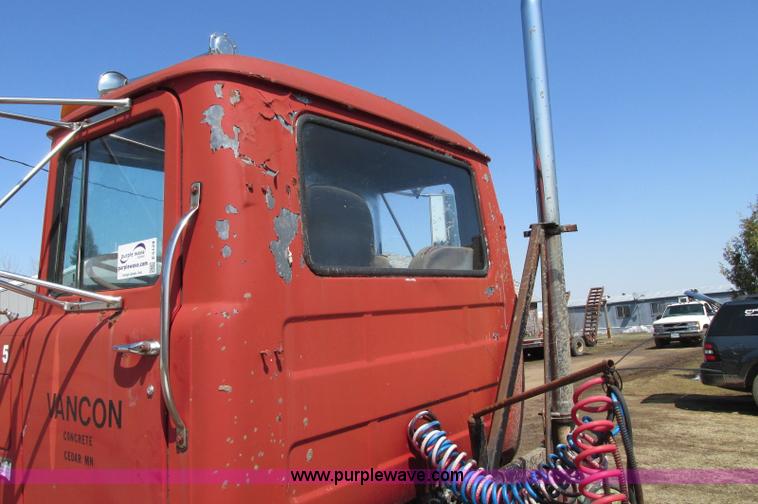 image for item E5124 1985 Mack R686ST semi truck