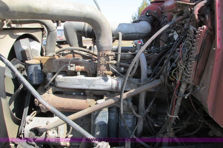 image for item E5124 1985 Mack R686ST semi truck