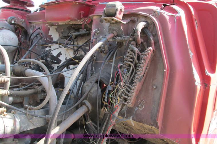 image for item E5124 1985 Mack R686ST semi truck