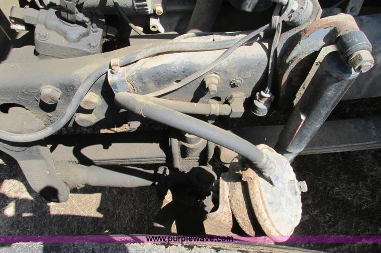 image for item E5124 1985 Mack R686ST semi truck