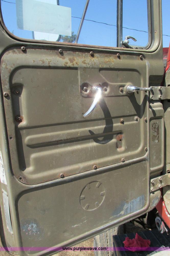 image for item E5124 1985 Mack R686ST semi truck