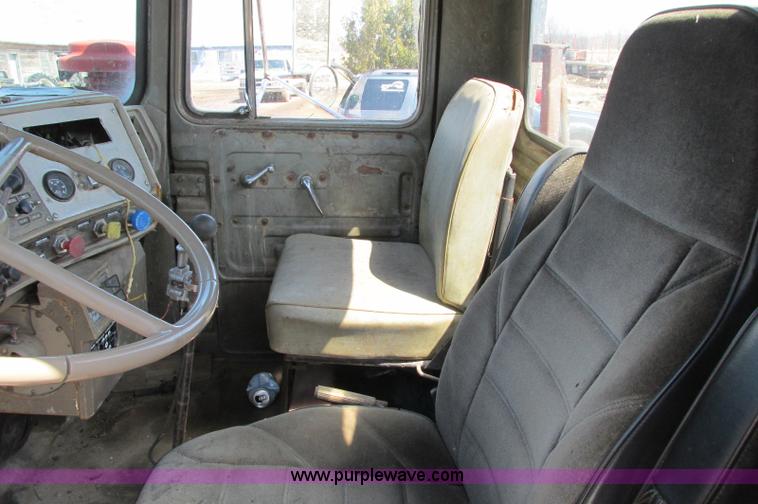 image for item E5124 1985 Mack R686ST semi truck