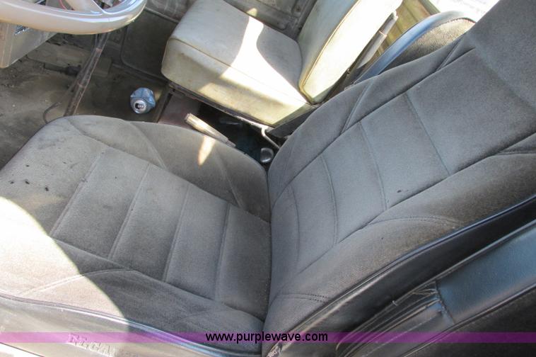 image for item E5124 1985 Mack R686ST semi truck