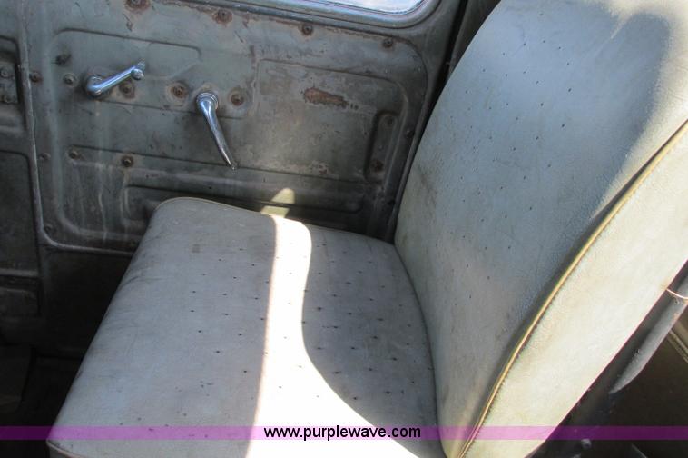 image for item E5124 1985 Mack R686ST semi truck