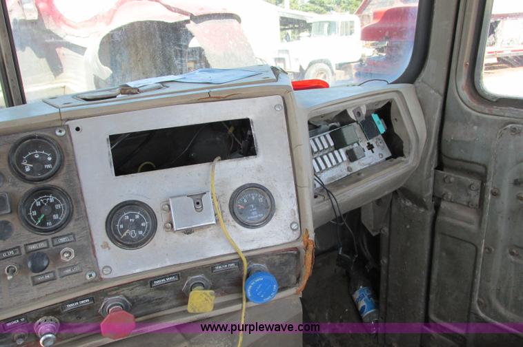 image for item E5124 1985 Mack R686ST semi truck