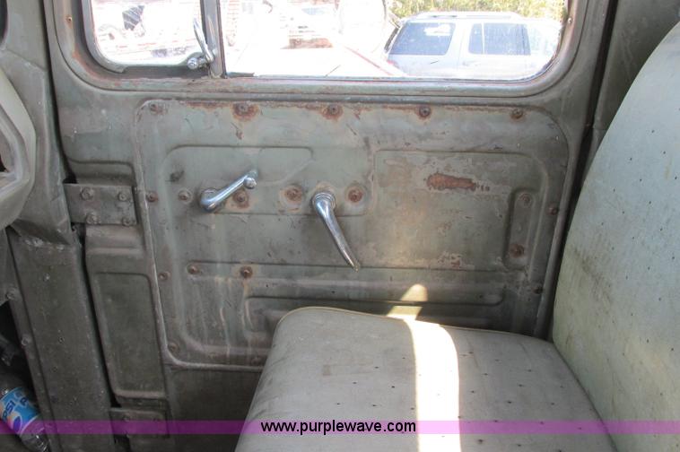 image for item E5124 1985 Mack R686ST semi truck