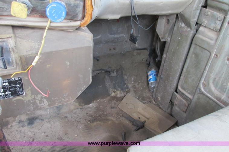 image for item E5124 1985 Mack R686ST semi truck