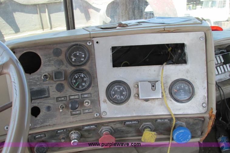 image for item E5124 1985 Mack R686ST semi truck