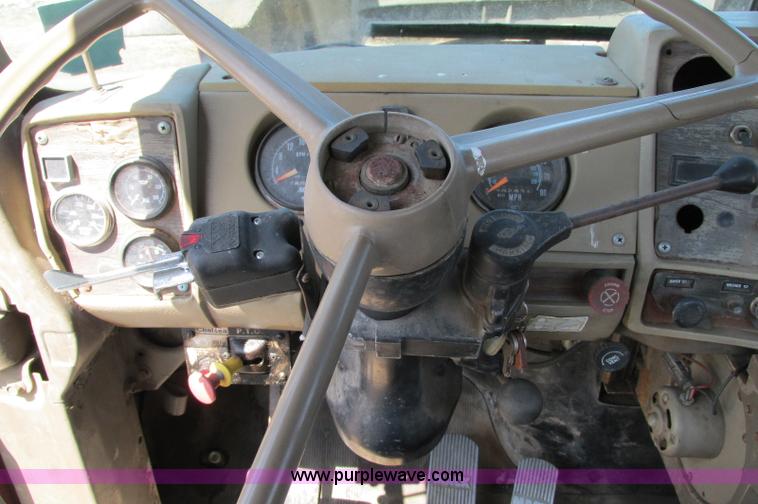 image for item E5124 1985 Mack R686ST semi truck