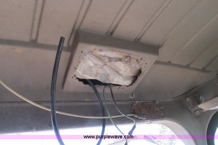 image for item E5124 1985 Mack R686ST semi truck