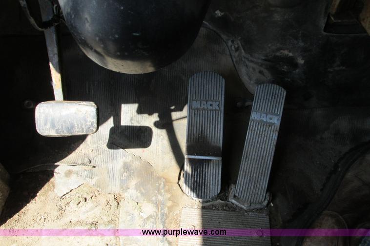 image for item E5124 1985 Mack R686ST semi truck