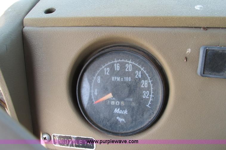 image for item E5124 1985 Mack R686ST semi truck