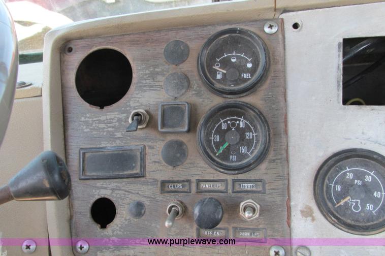 image for item E5124 1985 Mack R686ST semi truck