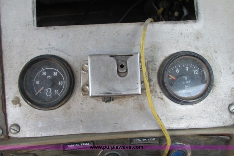 image for item E5124 1985 Mack R686ST semi truck