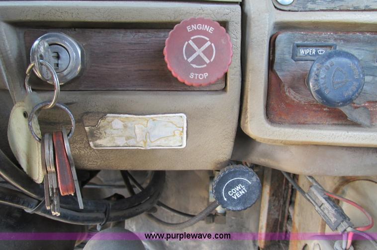 image for item E5124 1985 Mack R686ST semi truck