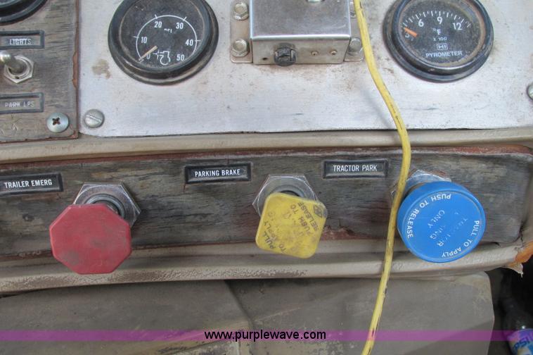 image for item E5124 1985 Mack R686ST semi truck