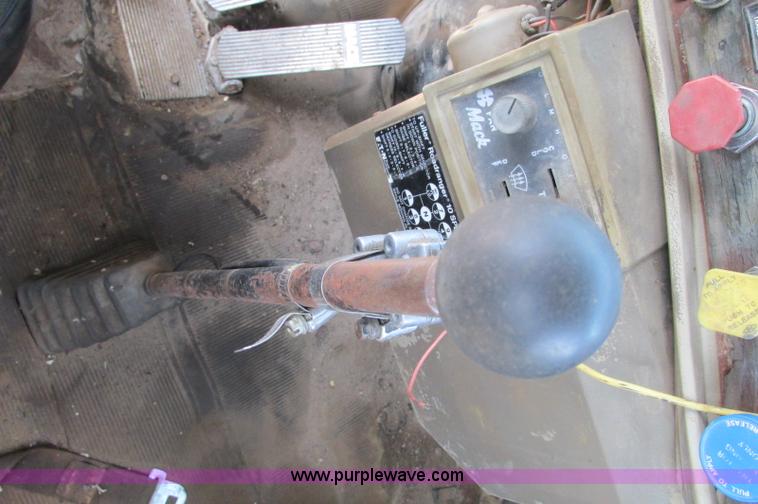 image for item E5124 1985 Mack R686ST semi truck