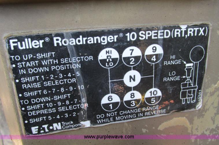 image for item E5124 1985 Mack R686ST semi truck