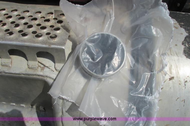 image for item E5124 1985 Mack R686ST semi truck