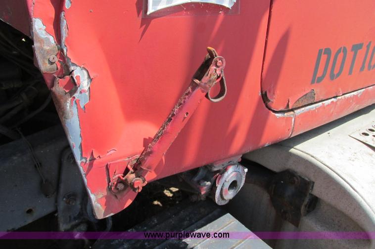 image for item E5124 1985 Mack R686ST semi truck