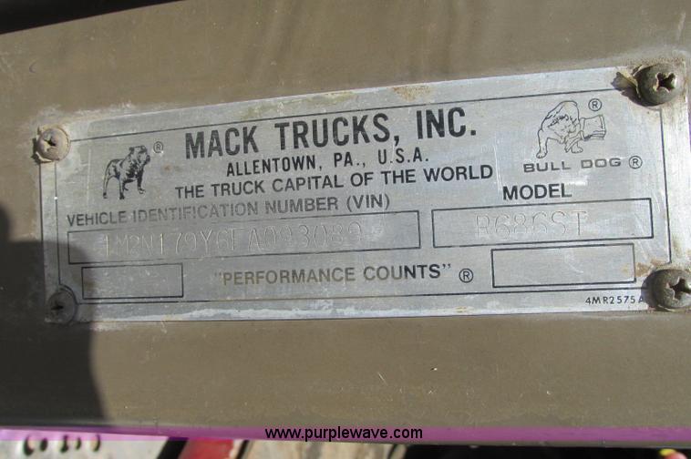 image for item E5124 1985 Mack R686ST semi truck