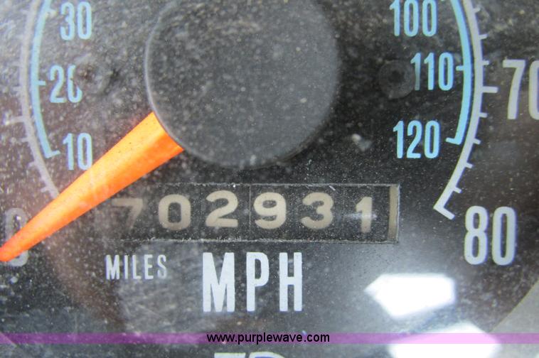 image for item E5124 1985 Mack R686ST semi truck