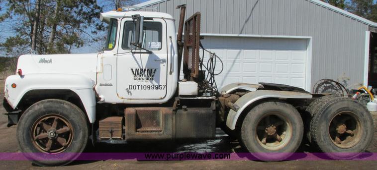 image for item E5125 1974 Mack R600 semi truck