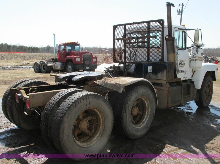 image for item E5125 1974 Mack R600 semi truck