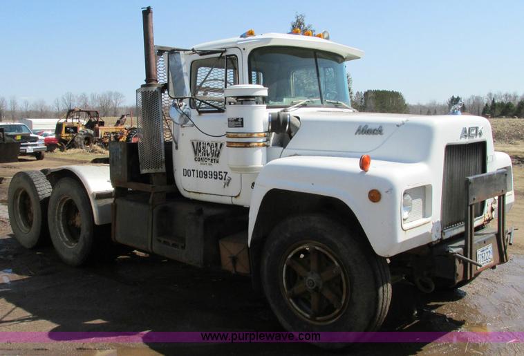 image for item E5125 1974 Mack R600 semi truck