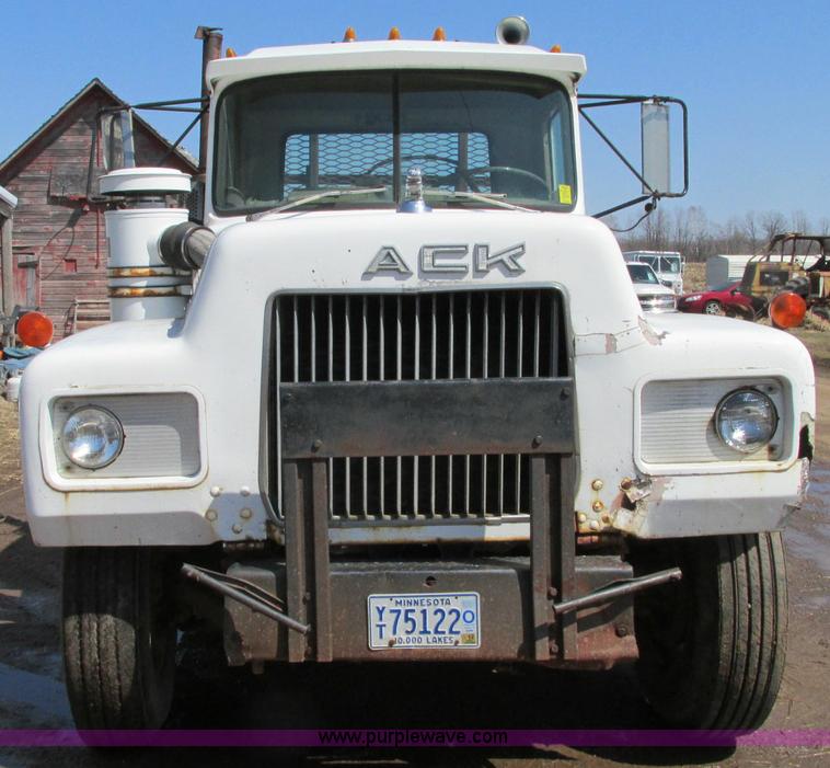 image for item E5125 1974 Mack R600 semi truck