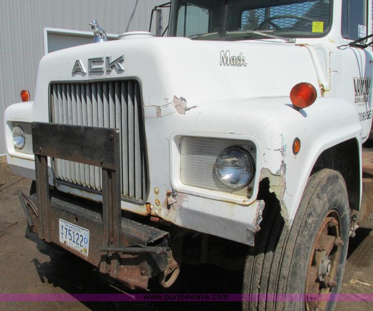 image for item E5125 1974 Mack R600 semi truck