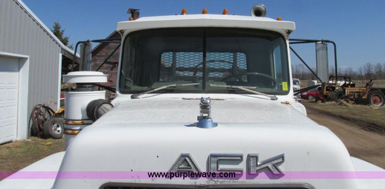 image for item E5125 1974 Mack R600 semi truck