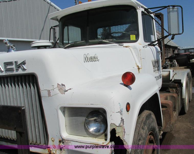 image for item E5125 1974 Mack R600 semi truck