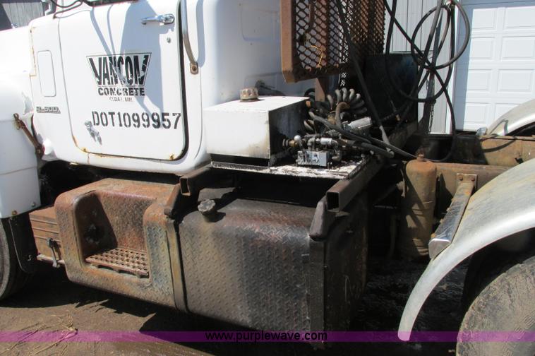 image for item E5125 1974 Mack R600 semi truck